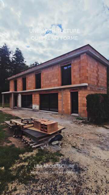 D’une maison existante à une nouvelle vision ✨
En haut, la maison avant les travaux. En bas, la projection 3D imaginée pour sa transformation : des lignes contemporaines, de grandes ouvertures et une façade entièrement repensée.
Le chantier avance… Hâte de vous montrer le résultat final ! 🏡
#LBRArchitecture #Renovation #architecteinterieur
#construction #architectedinterieur
