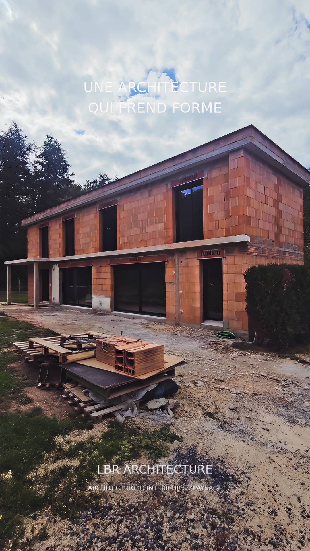 D’une maison existante à une nouvelle vision ✨
En haut, la maison avant les travaux. En bas, la projection 3D imaginée pour sa transformation : des lignes contemporaines, de grandes ouvertures et une façade entièrement repensée.
Le chantier avance… Hâte de vous montrer le résultat final ! 🏡
#LBRArchitecture #Renovation #architecteinterieur
#construction #architectedinterieur